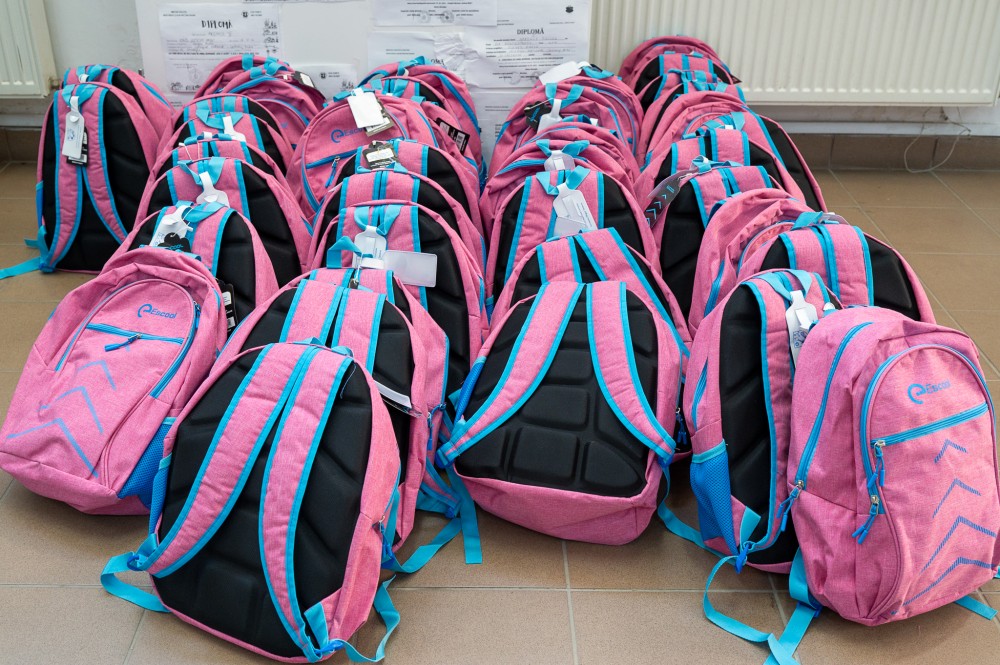 Tizenhárom éves az Iskolatáska Program. Tanfelszerelés és útmutató kisfüzet iskolakezdésre